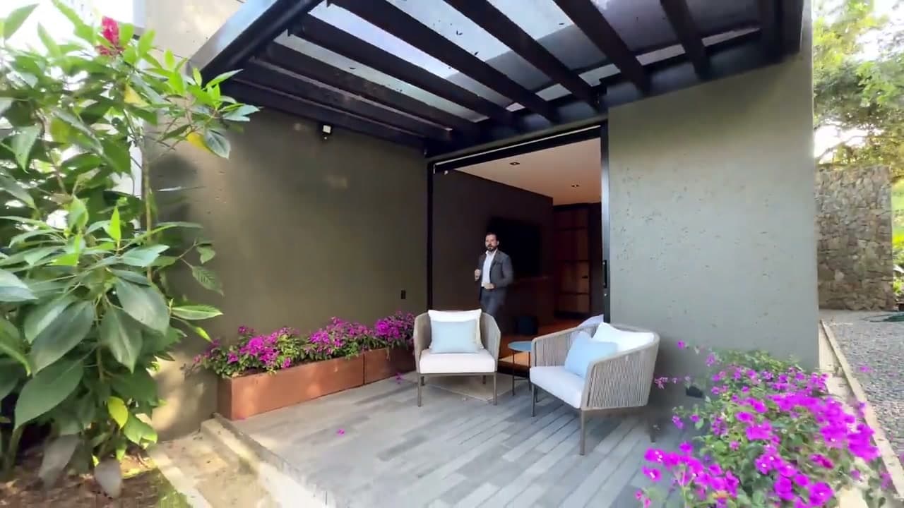 Corredor en ladrillo con colección de arte y atrio de plantas