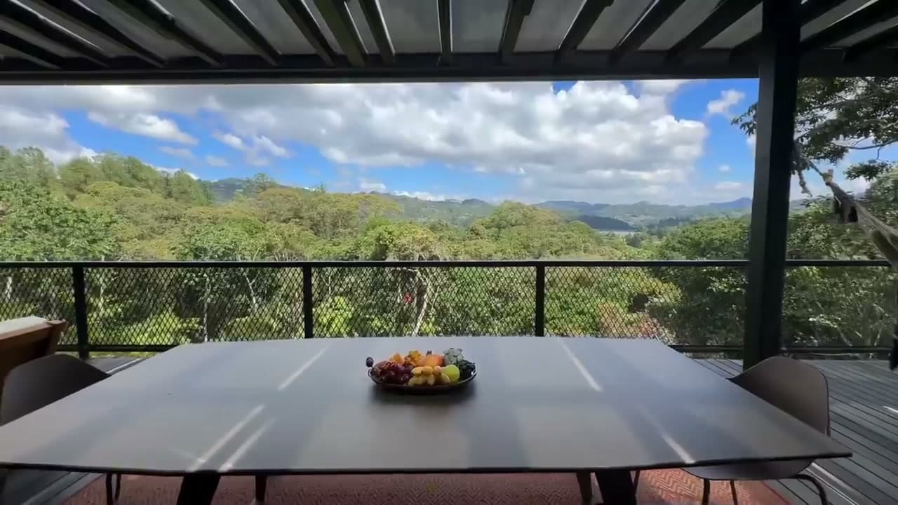 Terraza cubierta con comedor y vista panorámica al valle
